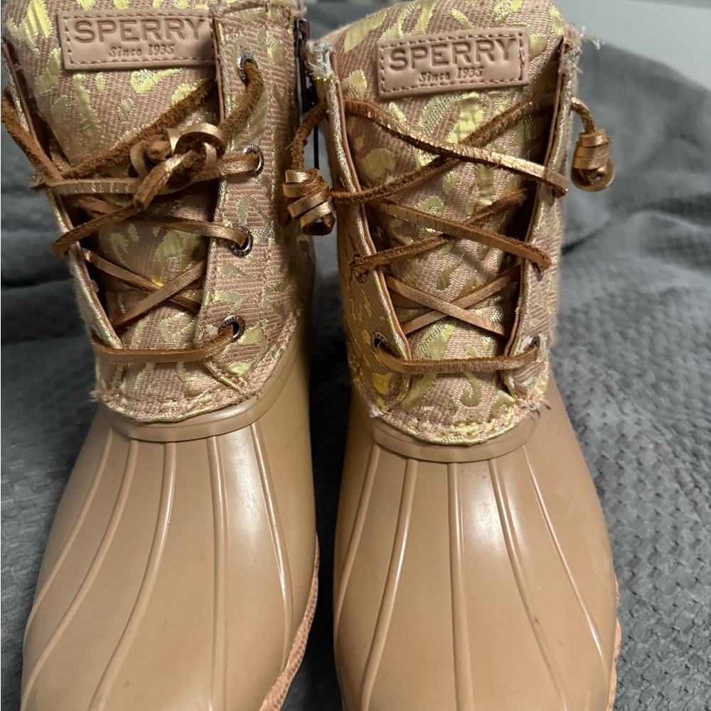 Sperry Saltwater Medium Pink + Gold Metallic Jacquard Duck Boots, Size 8